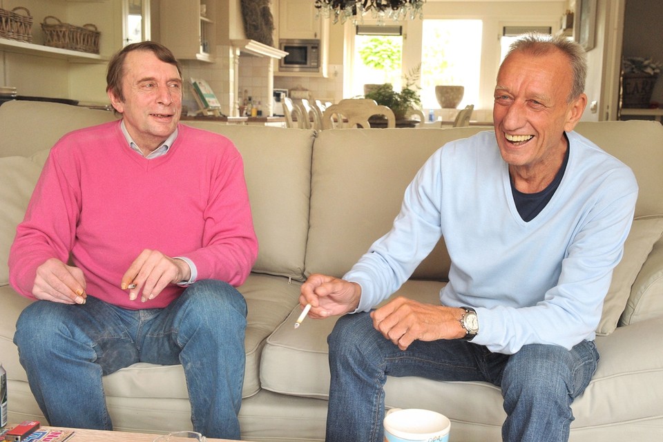 Gille Van Binst en Robbie Rensenbrink in de sofa, een van de weinige keren dat hij binnen mocht roken van zijn vrouw Corrie. 