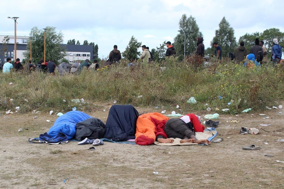 In de buurt van Calais slapen mensen nog steeds in geïmproviseerde kampen