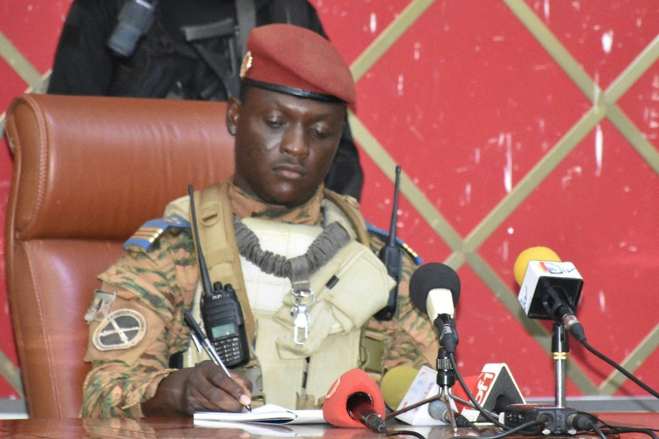Kapitein Ibrahim Traoré pleegde afgelopen vrijdag een staatsgreep en is woensdagavond officieel aangesteld als president van Burkina Faso.  