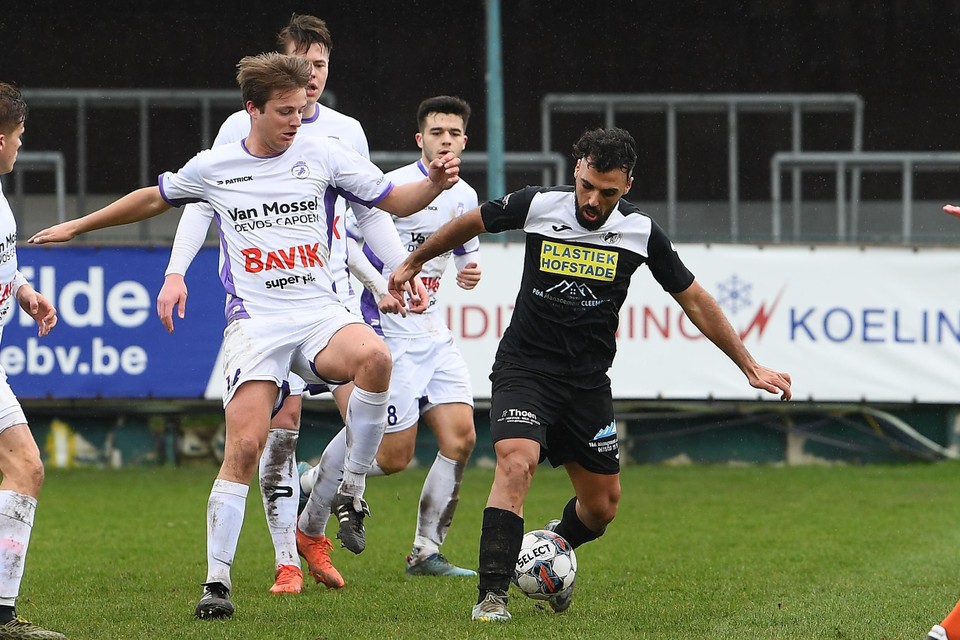 Razzi Yassine zoekt een uitweg tussen vier Harelbekenaars.