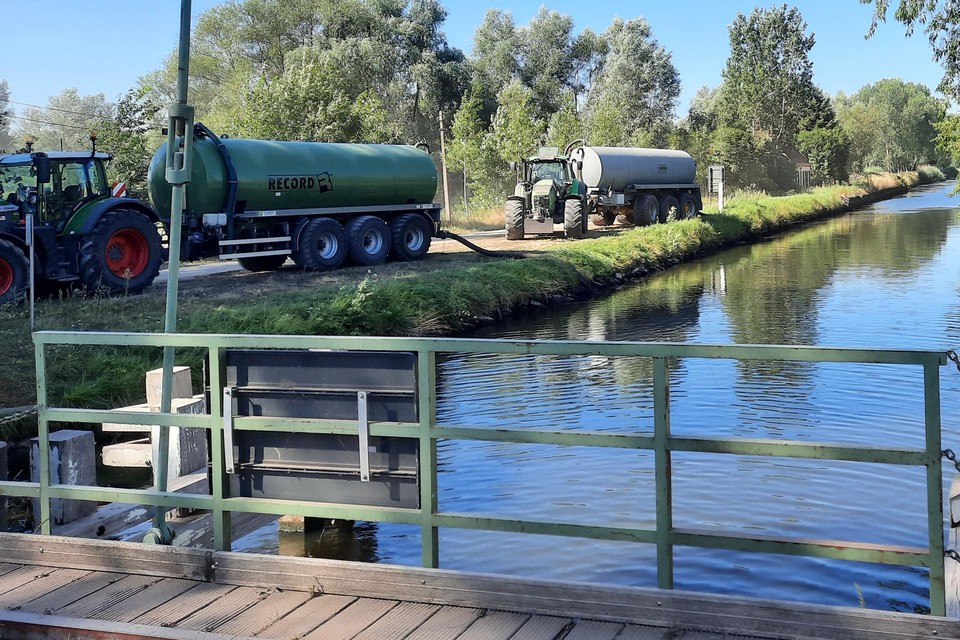 Tot vorige week reden er vrachtwagens af en aan om water op te trekken uit de Moervaart, maar dat is vanaf nu verboden.