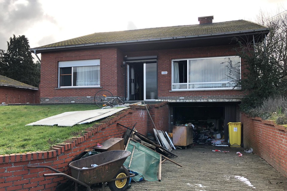 Het huis is tijdelijk onbewoonbaar.