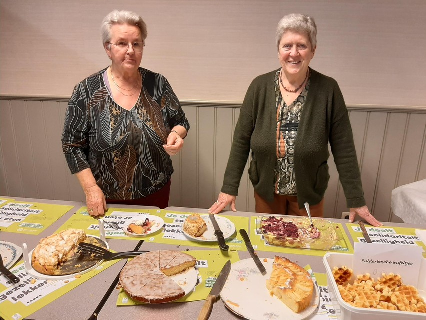 Het gebakbuffet, gemaakt door vrijwilligers van Pulderbos.