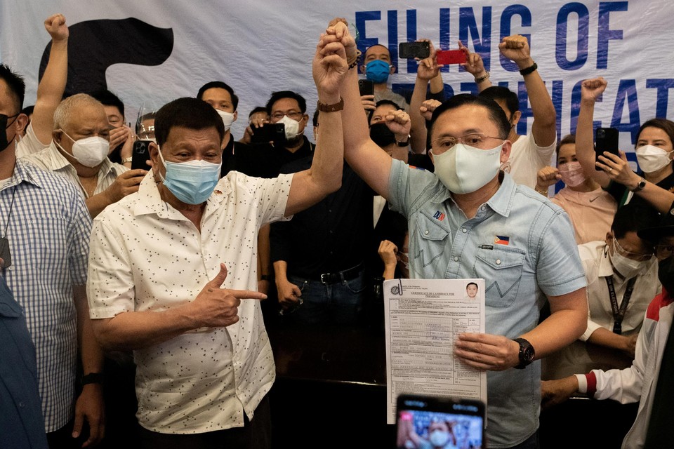President Rodrigo Duterte (links) naast senator en vertrouweling Christopher Go. 
