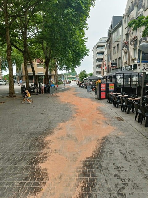 An oil trail was also drawn on the Sint-Jansvliet, near the pedestrian tunnel.
