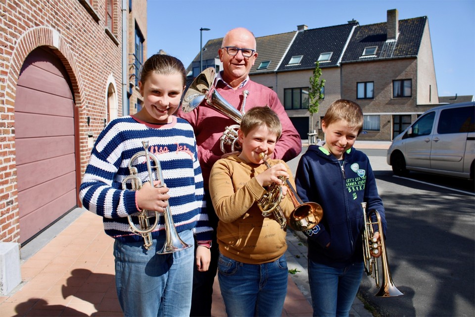 Met hun muziek willen Roland en zijn kinderen Delia, Douwe en Dayo iedereen in de zorgsector een hart onder de riem steken.