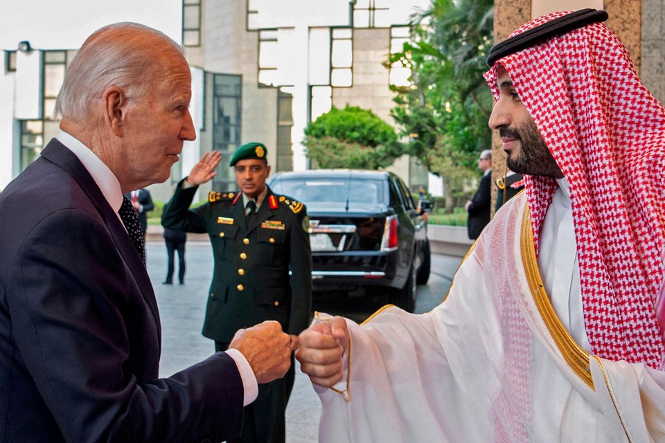 In juli bracht de Amerikaanse president Joe Biden nog een fel bekritiseerd bezoek aan Saudi-Arabië, waar hij kroonprins Mohammed bin Salman hartelijk begroette. 