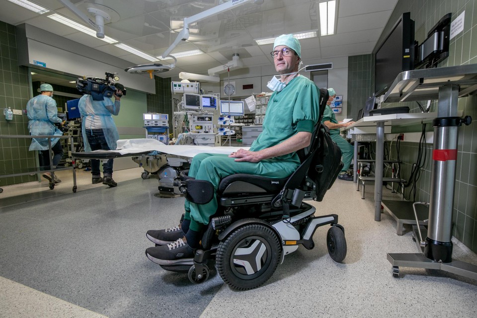 Dokter Geoffroy Vandeputte is de eerste chirurg van het land die werkt vanuit een rolstoel. 