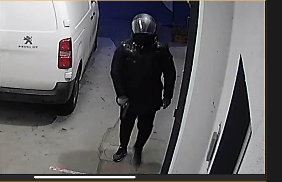 De overvaller vroeg uiteindelijk naar de uitgang om via die weg te ontkomen. 