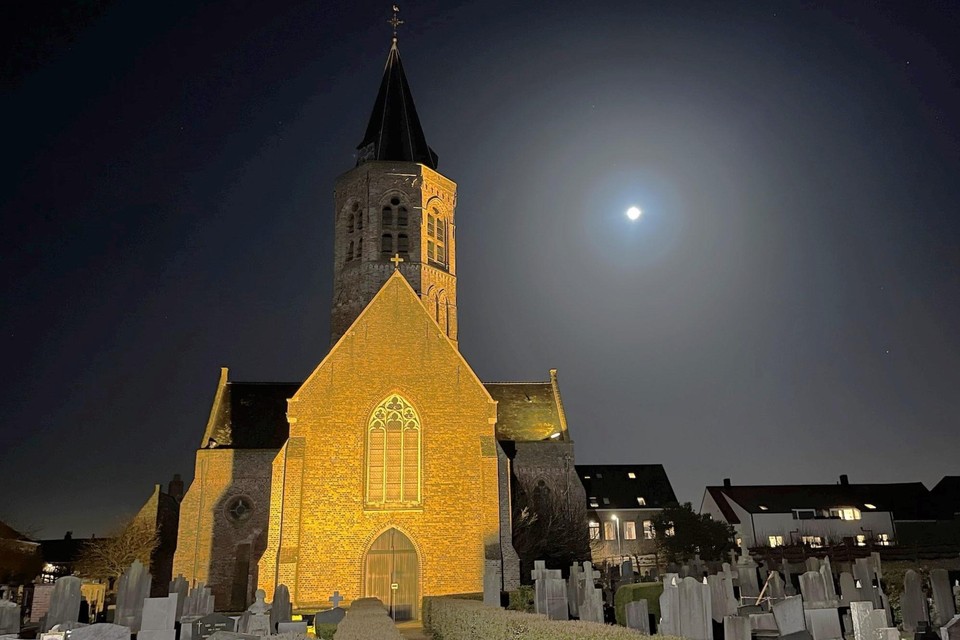 De klokken van de Sint-Jan-De-Doperkerk in Stalhille luiden voortaan niet meer tussen 22 en 7 uur. 