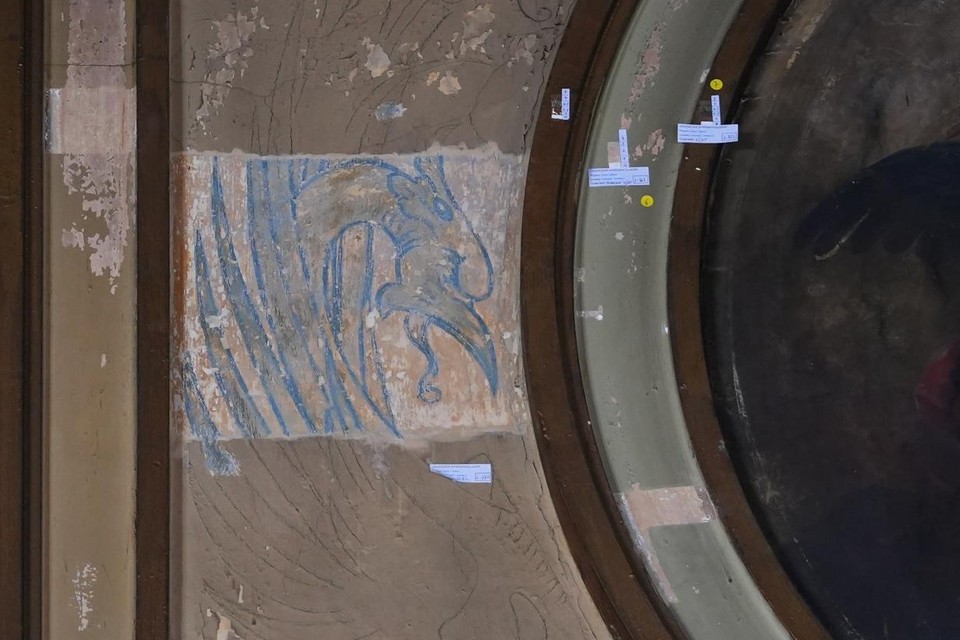 Onder het bruin zaten een feniks en andere decoratieve elementen verstopt. 