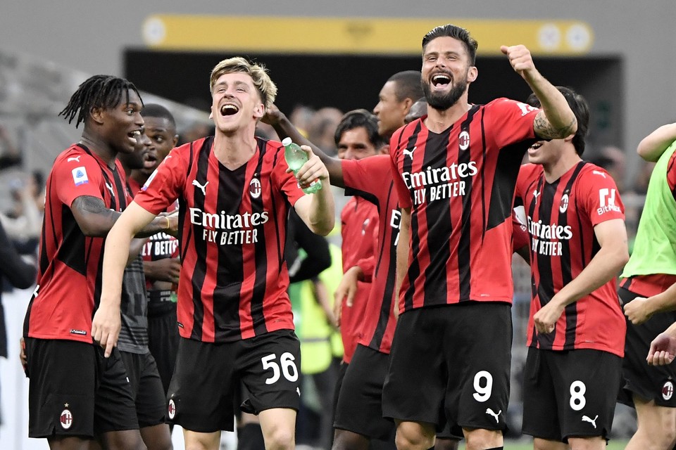 Saelemaekers en Giroud vieren de 2-0-zege tegen Atalanta, die Milan op een punt van de titel brengt.  