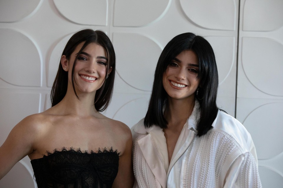 Charli (links) en Dixie D’Amelio (rechts), de heersers van Tiktok. Samen zijn de zussen goed voor meer dan 170 miljoen volgers.