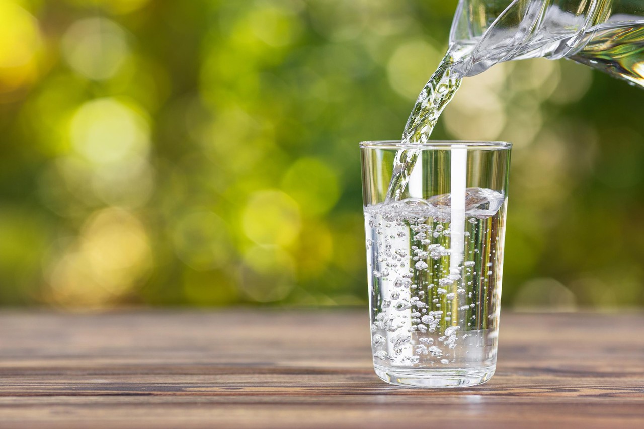 Conflict Snel Canberra Hoeveel moet je nu drinken per dag? Is flessenwater beter dan kraanwater?  En is bruiswater ongezond? | Het Nieuwsblad Mobile