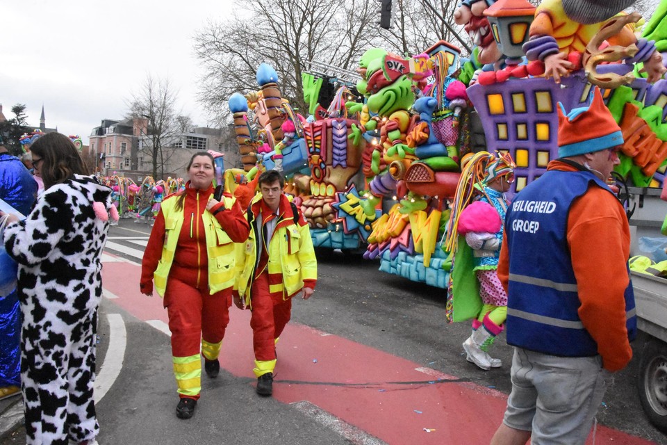 Het Rode Kruis zet zo’n honderd vrijwilligers in om permanent in de feestzone rond te lopen en de hulppost in het veiligheidsdorp te bemannen.