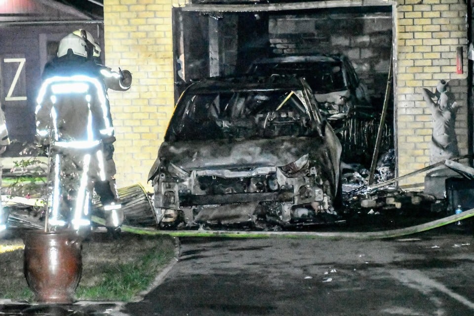 De twee wagens gingen in vlammen op door de zware brand.