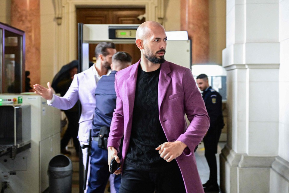 Omstreden influencer Andrew Tate ontsnapt voorlopig aan proces voor mensensmokkel en verkrachting in Roemenië | Het Nieuwsblad Mobile