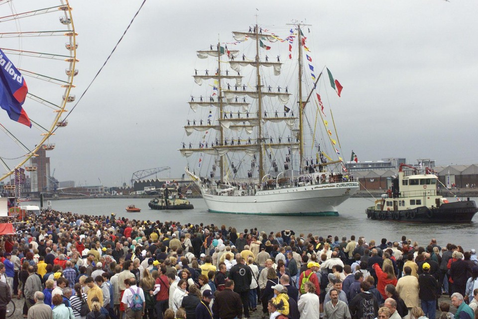 De Mexicaanse driemastbark Cuauhtemoc met de matrozen die het publiek groetten staand op de dwarsmasten was één van de blikvangers van de Cutty Sark Tall Ships Race van 2002 in Antwerpen.  