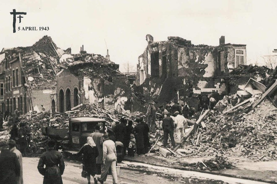 De ravage na het bombardement op 5 april 1943.