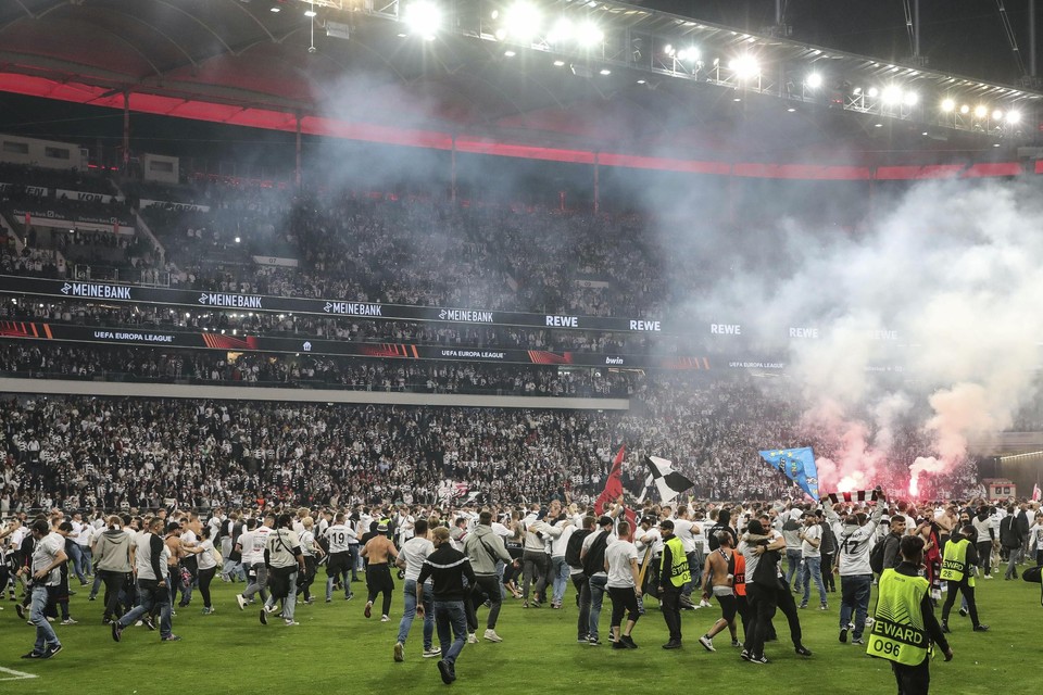 De fans van Eintracht Frankfurt bestormden het veld al na de gewonnen halve finale in de Europa League. 
