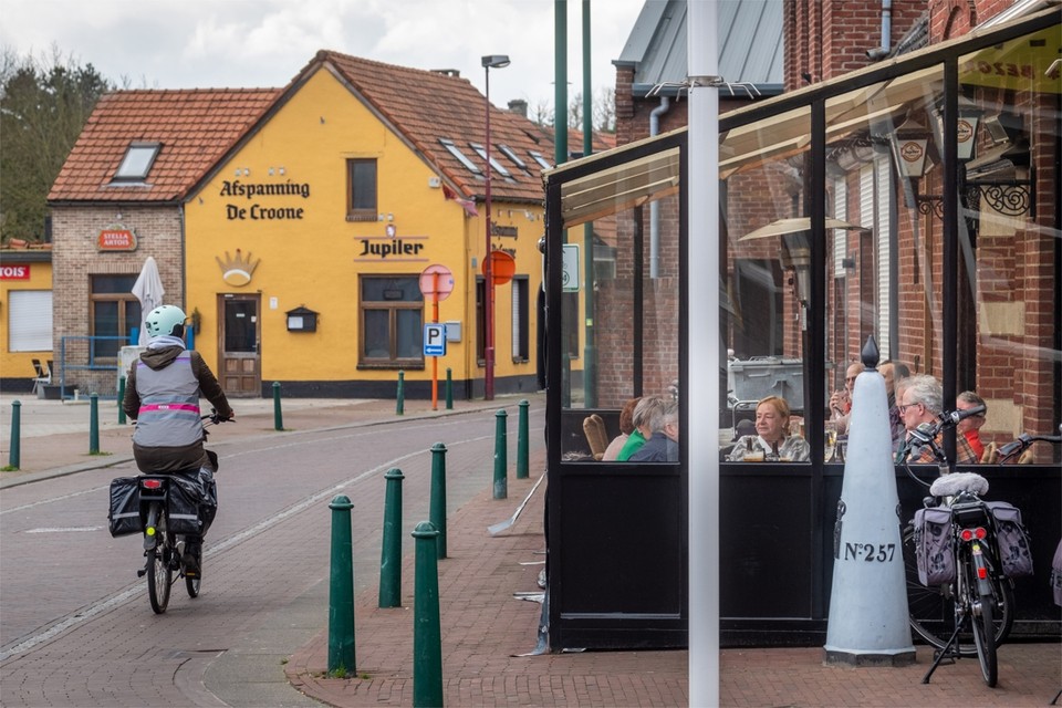 Achter de grenspaal, hier op de grens tussen Stabroek in België en Putte in Nederland, zijn de cafés gewoon open. 