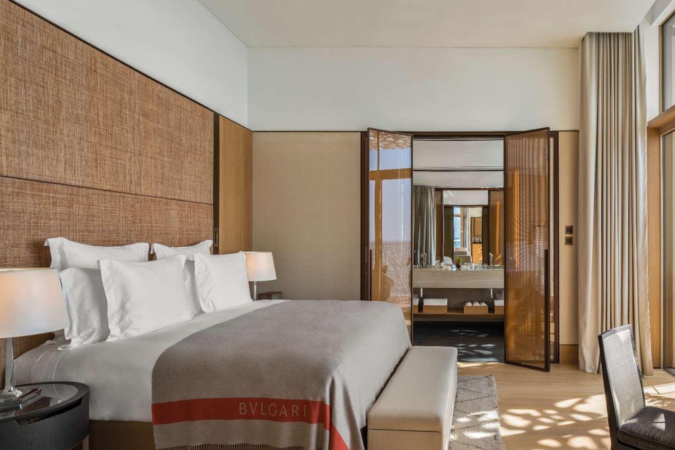 Als het gaat om familiesuites keert het magazine terug naar Dubai.  Het Bulgari Resort Dubai ligt op het kunstmatige Jumeira Bay, een eiland in de vorm van een zeepaardje. Of dat volstaat om de kinderen te animeren, is niet geweten. 
