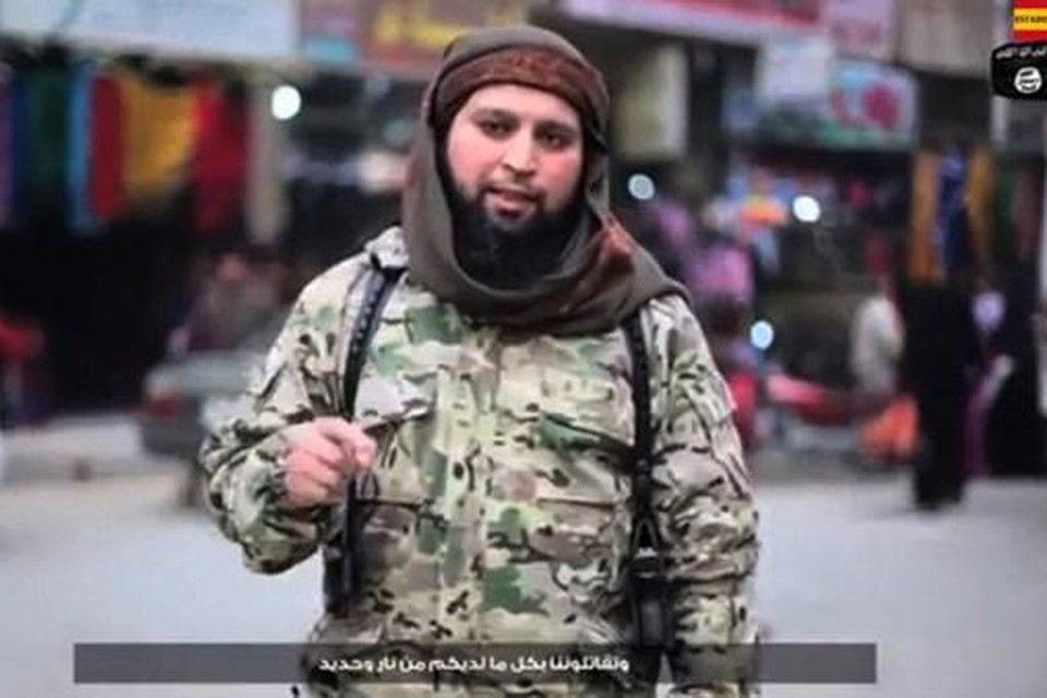 Hicham Chaib in de straten van Raqqa, in het eerste deel van de bewuste video. 