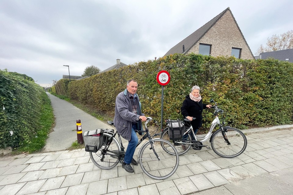 Marita en echtgenoot Marcel bij het sinds kort verboden fietspad: “Het alternatief is niet veilig.” 