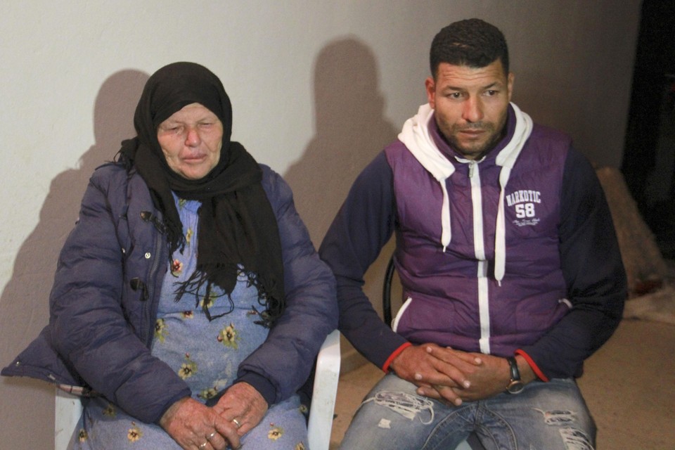 Mama Kmar en broer Yacine geven een interview in hun thuisstad, het Tunesische Sfax.