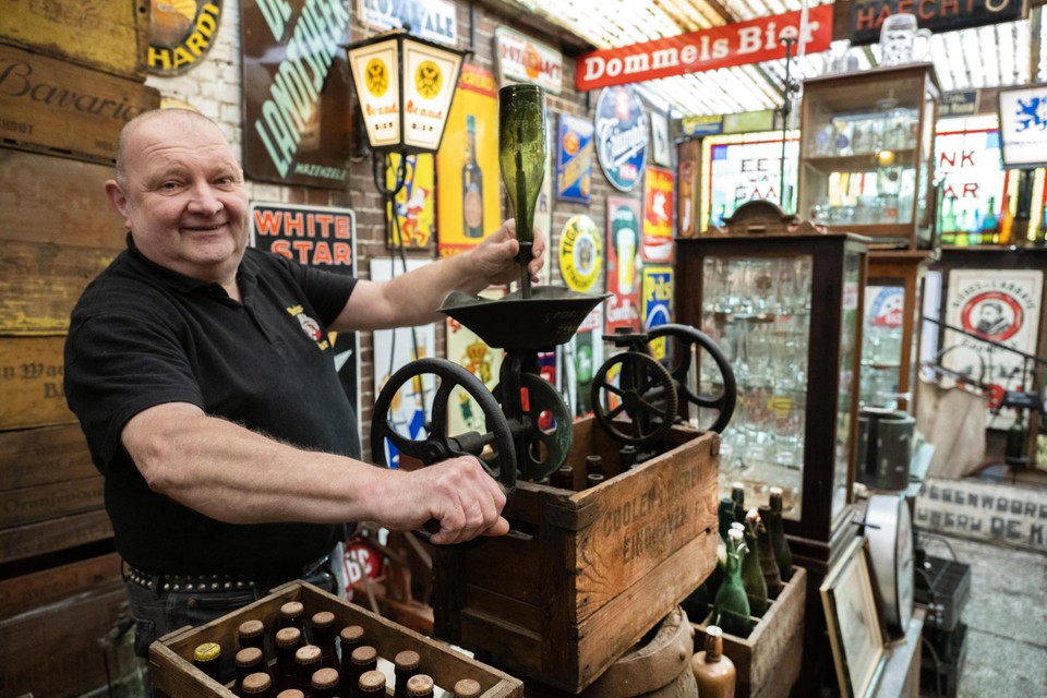 In het museum staat een oude machine die werd gebruikt om flessen te spoelen.