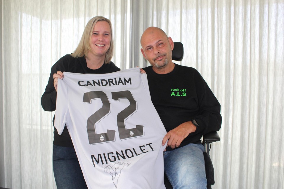 De verkoop van het shirt van Mignolet bracht al 245 euro op 