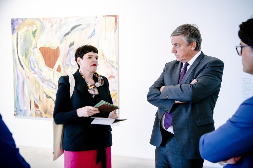 Adinda van Geystelen, artistiek directeur van Z33, met cultuurminister Jan Jambon.