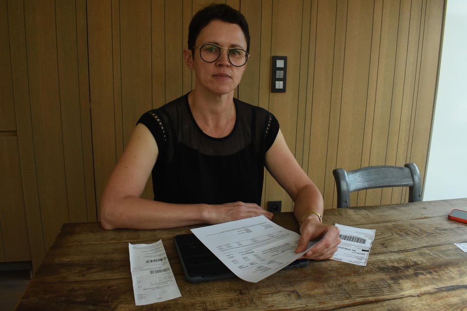 Hanne Deckx toont de factuur en de verzendingsbewijzen van de laptop.