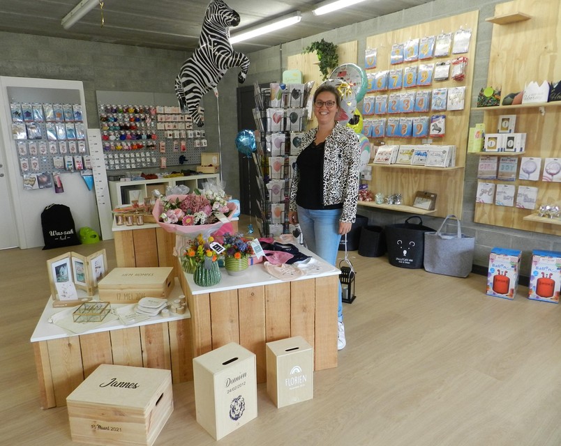 Tinne maakt gepersonaliseerde cadeaus, zoals de houten memoriekisten vooraan.