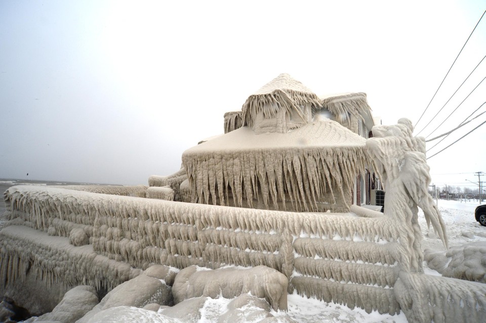 De storm zorgt voor uitzonderlijke beelden: dit restaurant aan een meer hangt vol ijspegels en sneeuw. 