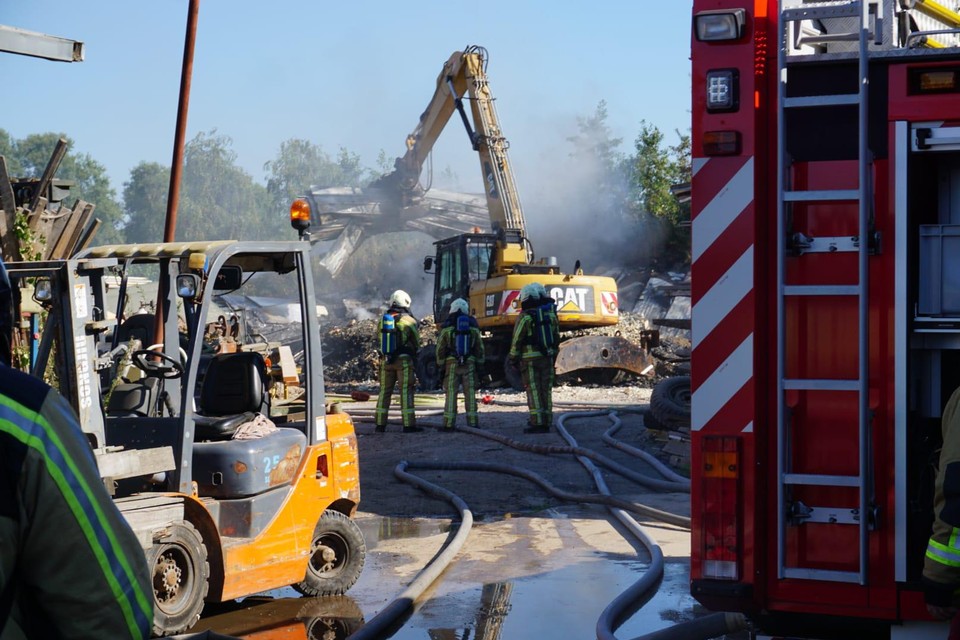 De brand sloeg over naar containers met afval.