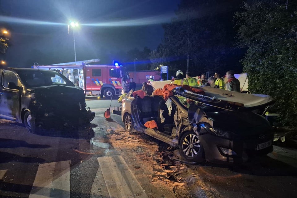 Fire brigade must free victim after collision between two cars: four people to hospital (Tielt)