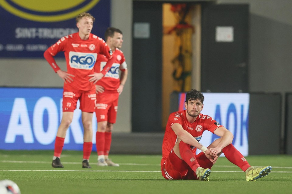 Kristof D’Haene (achteraan) en zijn ploegmaats balen na de 1-0-nederlaag in Sint-Truiden.
