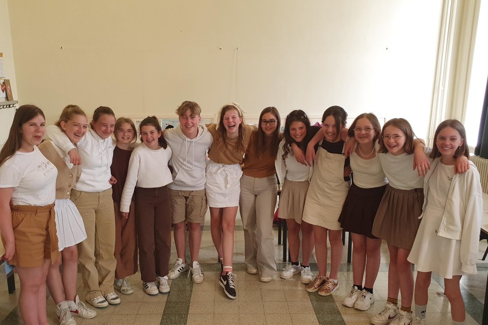 Nu moeten de leerlingen van Mariagaard in Wetteren nog een bruin-wit uniform dragen, maar volgend schooljaar hoeft dat niet meer. 
