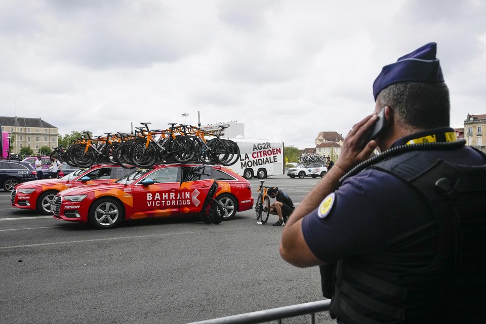 De Franse politie deed gisteren een inval bij de wielerploeg van Bahrain Victorious. 
