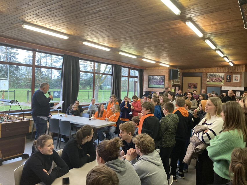 Voorzitter Koen Vlemincx van korfbalclub Vobako in Lichtaart geeft in het clubhuis een toelichting over het succesvol zaalseizoen.
