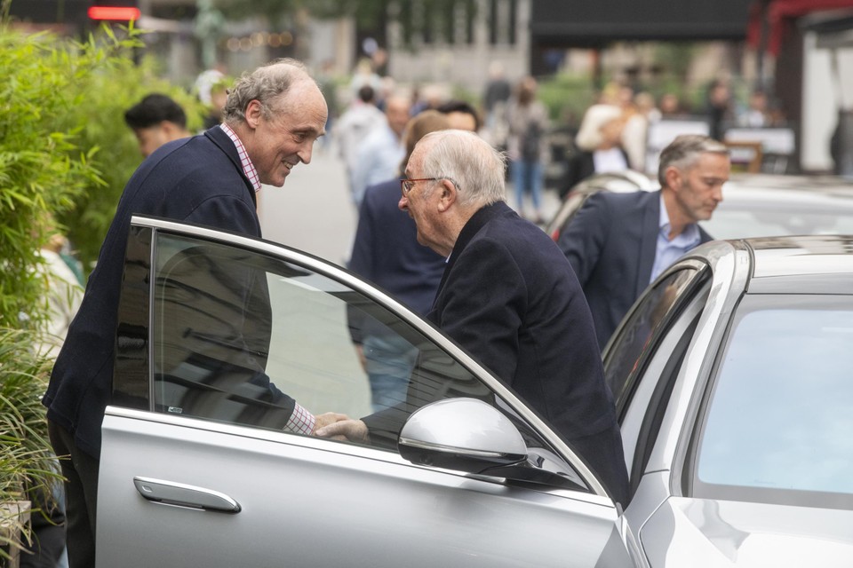 Prince Lorenz helps the royal couple out of the car and into the restaurant.