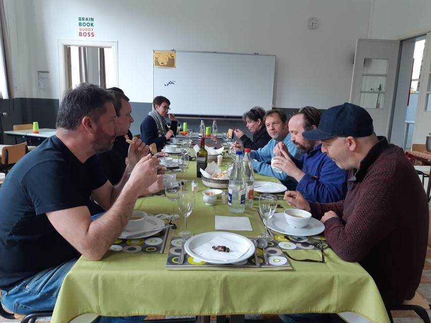 Johan Petit en zijn crew geniet van de laatste warme maaltijd van het vorige seizoen.