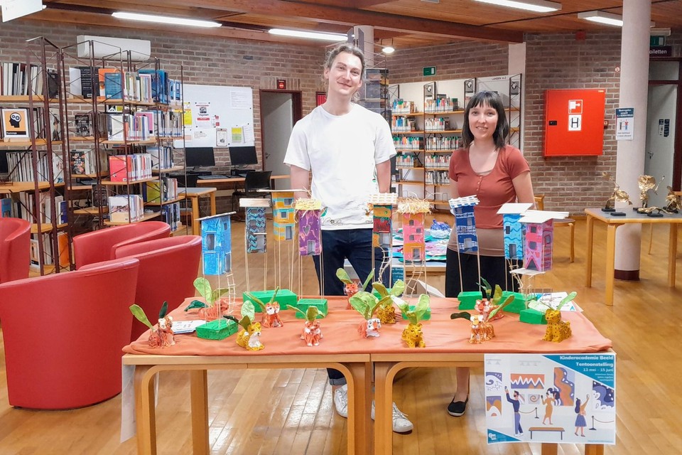 Leerkrachten Michiel en Valérie zijn trots op wat hun leerlingen tonen in de bibliotheek. 