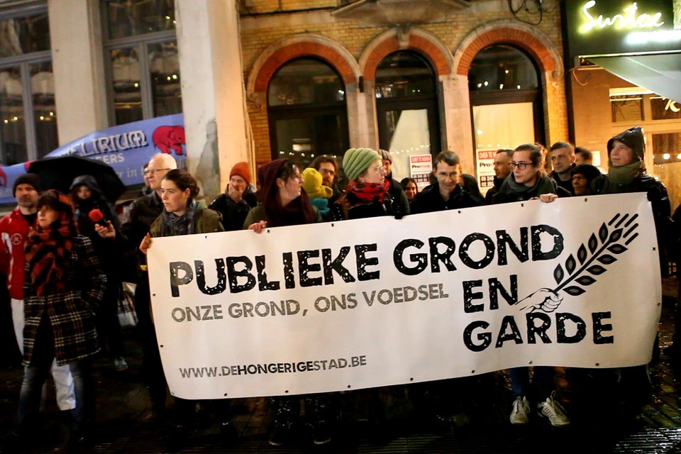 De Hongerige Stad hield in december 2019 voor het Gentse stadhuis al een protestactie tegen “de uitverkoop” van OCMW-grond. 