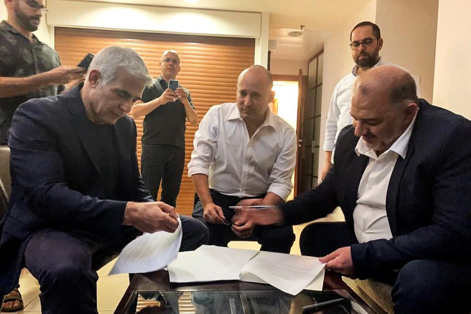 Of de coalitie het haalt, is nog niet zeker. De foto is alvast historisch. Voor het eerst willen Palestijnen in een Israëlische regering stappen. Van links naar rechts Yair Lapid, Naftali Bennett en Mansour Abbas. 
