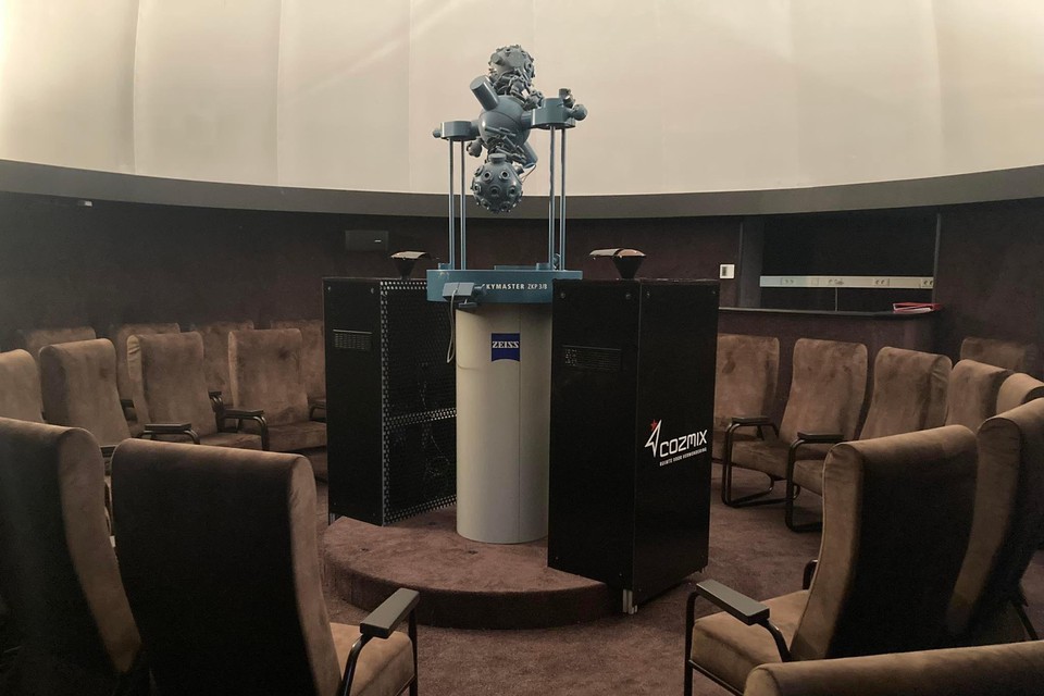 Het planetarium heeft 45 vernieuwde zetels, waardoor de beleving des te unieker wordt.