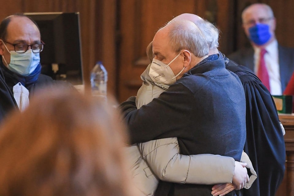 Na hun tweede veroordeling werd het koppel ter zitting aangehouden. Het afscheid met hun familie viel hen bijzonder zwaar