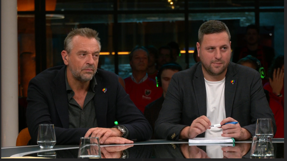 Aan tafel dragen de presentator en de analisten ‘in-ears’ voor de versterking van het geluid.  