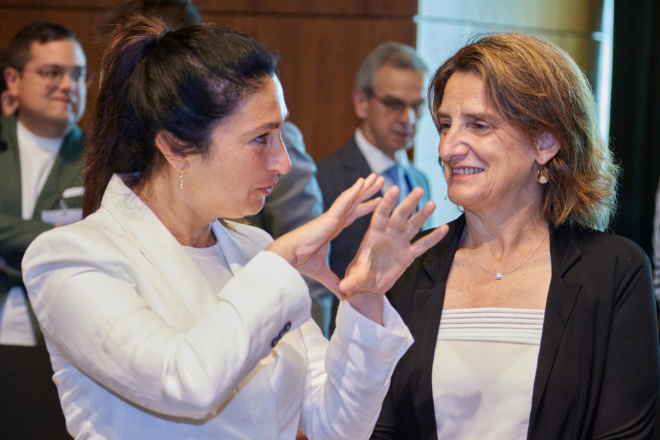 Zuhal Demir (N-VA) in gesprek met haar Spaanse collega-minister op de Europese milieuraad in Luxemburg.